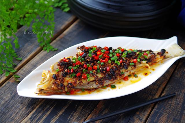 耗儿鱼怎么做好吃，耗儿鱼最简单家常的做法（啤酒泡椒耗儿鱼的别样做法）