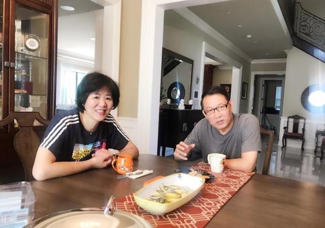 郎平和老公王育成，郎平和丈夫王育成一起煮饺子