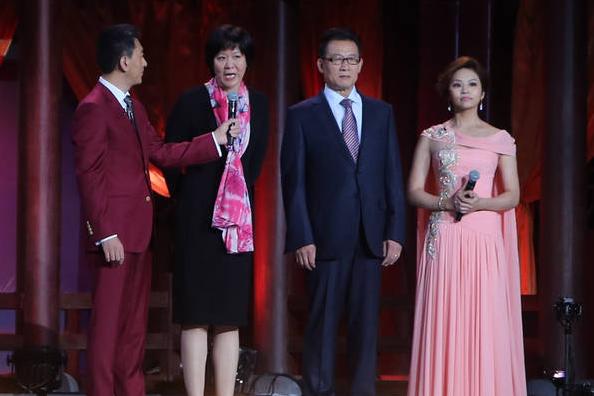 郎平和老公王育成，郎平和丈夫王育成一起煮饺子