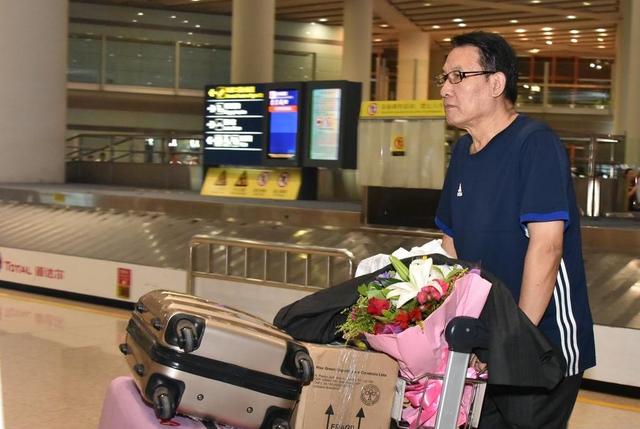 郎平和老公王育成，郎平和丈夫王育成一起煮饺子