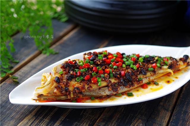 耗儿鱼怎么做好吃，耗儿鱼最简单家常的做法（啤酒泡椒耗儿鱼的别样做法）