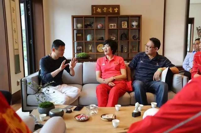 郎平和老公王育成，郎平和丈夫王育成一起煮饺子