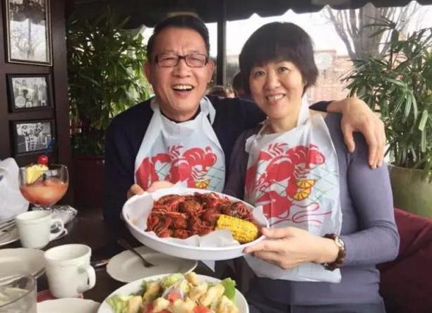 郎平和老公王育成，郎平和丈夫王育成一起煮饺子