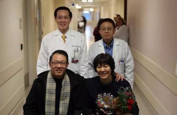 郎平和老公王育成，郎平和丈夫王育成一起煮饺子