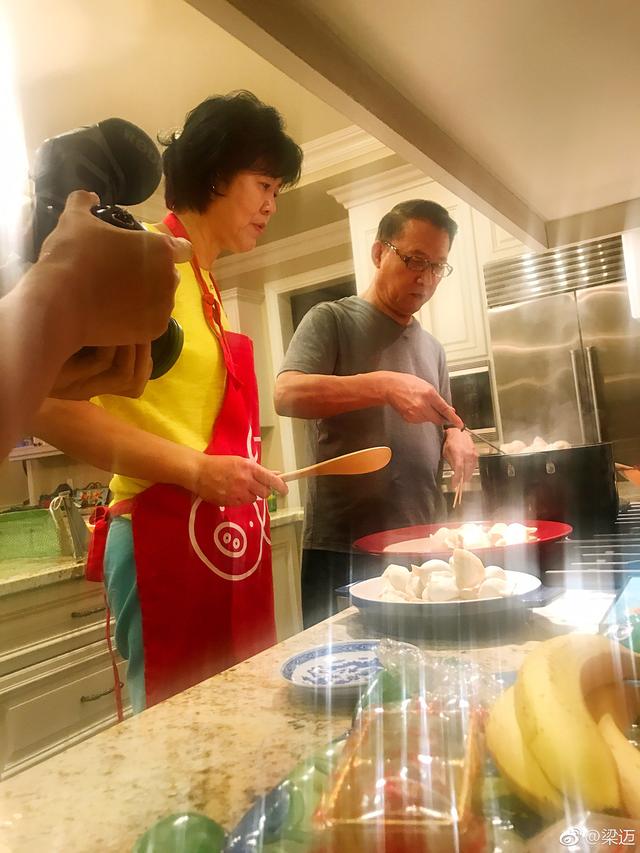 郎平和老公王育成，郎平和丈夫王育成一起煮饺子