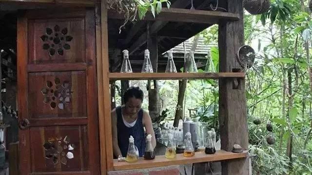 和一个抑郁症的人去旅游，裸辞白领的她为了他