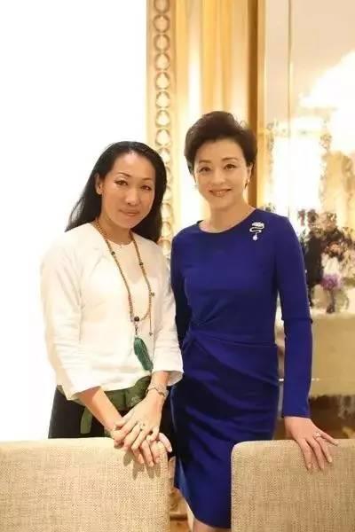 和一个抑郁症的人去旅游，裸辞白领的她为了他