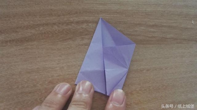 怎么用折星星的纸做其他东西，DIY五角星纸花的方法