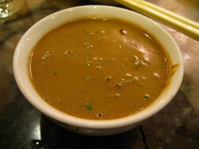  火锅麻酱怎么调，麻酱火锅底应该怎么调（吃火锅调芝麻酱）