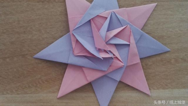 怎么用折星星的纸做其他东西，DIY五角星纸花的方法