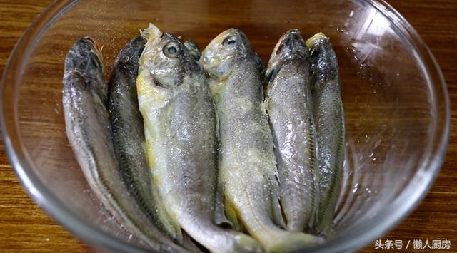 小黄鱼怎么炸才酥脆的，挂面糊还是裹淀粉