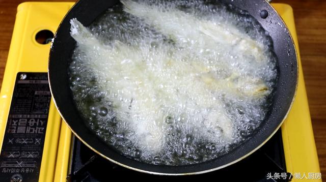 小黄鱼怎么炸才酥脆的，挂面糊还是裹淀粉