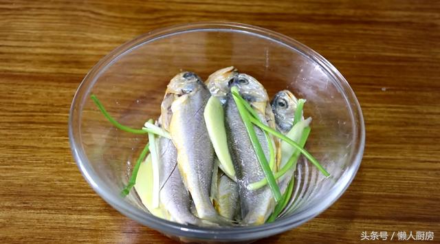 小黄鱼怎么炸才酥脆的，挂面糊还是裹淀粉