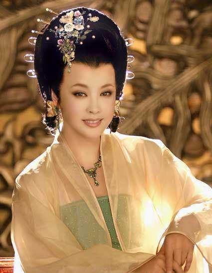 何赛飞多大年龄，何赛飞老公个人资料简介