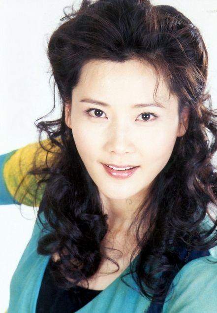 何赛飞多大年龄，何赛飞老公个人资料简介