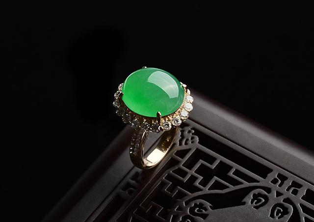 翡翠戒指双颗镶嵌式样，市场上常见的翡翠戒指镶嵌款式有哪些
