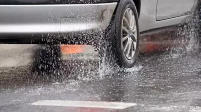 雨天开车正确操作方法，雨天开车技巧大总结