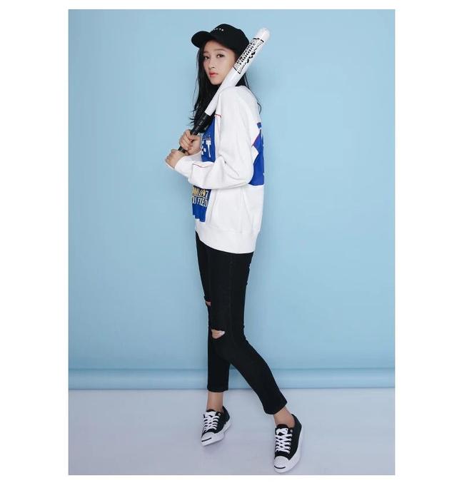 关晓彤白色卫衣搭黑色百褶裙，关晓彤秋装卫衣