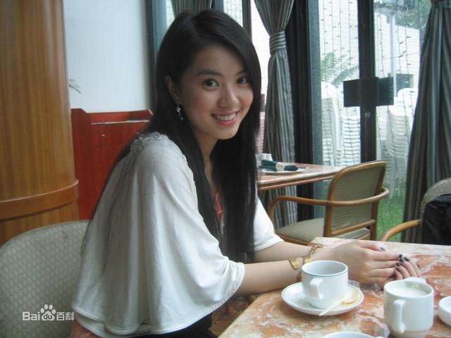 黄圣依因为周星驰电影而走红，有一部星爷拍的神奇电视剧只火了黄圣依