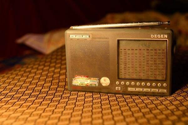 手机上如何使用收音机广播，手机FM收音机关键时刻能救命