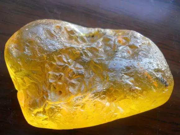 琥珀怎么鉴定真假，怎样鉴定琥珀真假方法（闻不到松香味的琥珀到底是不是假琥珀）