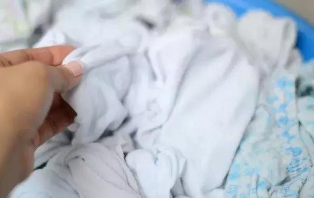 洗衣服弄脏了怎么洗，只需最简单的材料清洗
