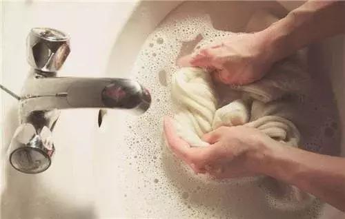 洗衣服弄脏了怎么洗，只需最简单的材料清洗