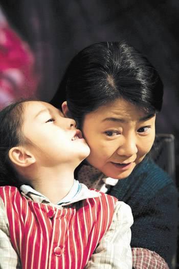 黄渤两个女儿正脸照，这个母亲不简单