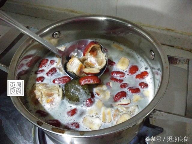 简单的秋梨膏怎么做，秋梨膏比补药营养，却不要钱