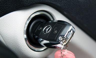 汽车钥匙拔不出来了怎么回事，为何汽车钥匙拧不动或拔不出来