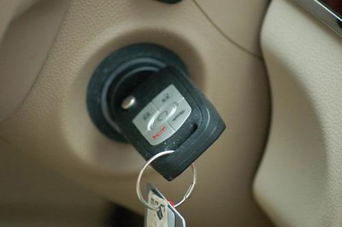 汽车钥匙拔不出来了怎么回事，为何汽车钥匙拧不动或拔不出来