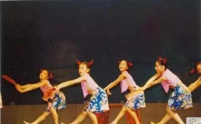 刘亦菲跟男星的剧照，因和邓超传绯闻被演封杀8年