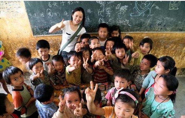 刘亦菲跟男星的剧照，因和邓超传绯闻被演封杀8年