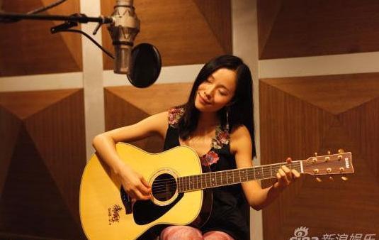 刘亦菲跟男星的剧照，因和邓超传绯闻被演封杀8年