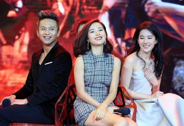 刘亦菲跟男星的剧照，因和邓超传绯闻被演封杀8年