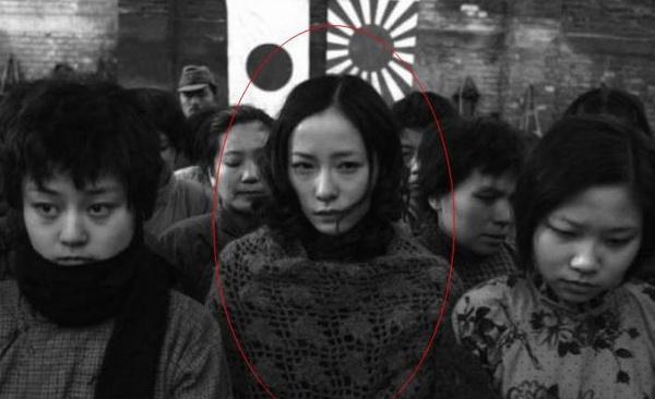 刘亦菲跟男星的剧照，因和邓超传绯闻被演封杀8年