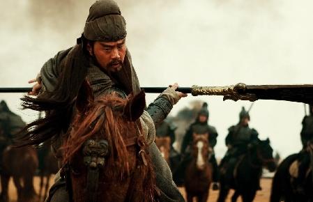 关羽的青龙偃月刀有何特征，青龙偃月刀足有82斤重