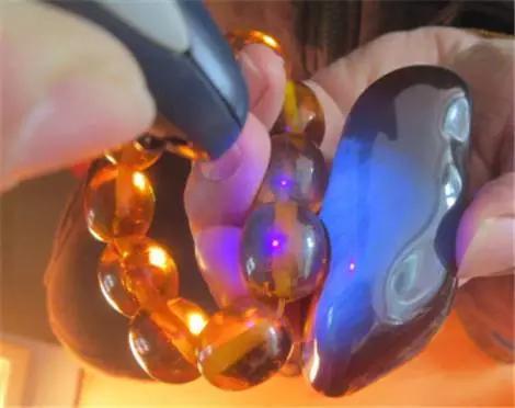 血珀和蜜蜡哪个好，蜜蜡与琥珀哪个更好（琥珀和蜜蜡，到底哪个更好）