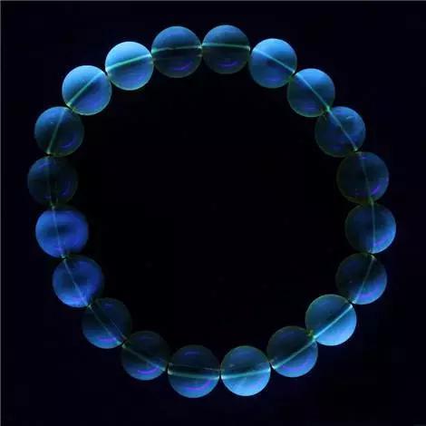 血珀和蜜蜡哪个好，蜜蜡与琥珀哪个更好（琥珀和蜜蜡，到底哪个更好）