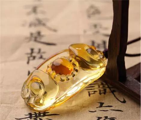 血珀和蜜蜡哪个好，蜜蜡与琥珀哪个更好（琥珀和蜜蜡，到底哪个更好）