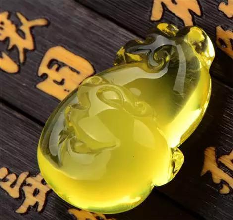 血珀和蜜蜡哪个好，蜜蜡与琥珀哪个更好（琥珀和蜜蜡，到底哪个更好）