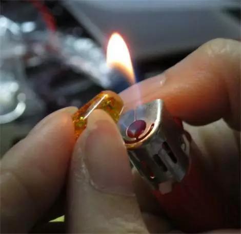 血珀和蜜蜡哪个好，蜜蜡与琥珀哪个更好（琥珀和蜜蜡，到底哪个更好）