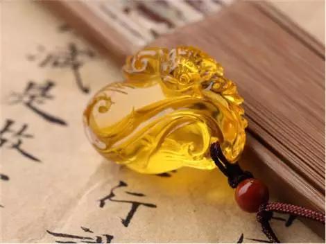 血珀和蜜蜡哪个好，蜜蜡与琥珀哪个更好（琥珀和蜜蜡，到底哪个更好）