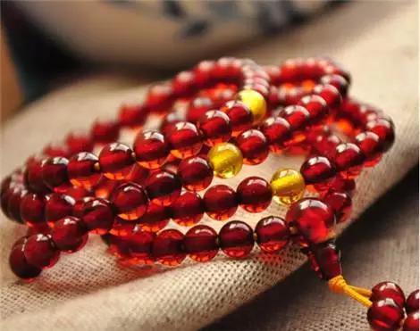 血珀和蜜蜡哪个好，蜜蜡与琥珀哪个更好（琥珀和蜜蜡，到底哪个更好）