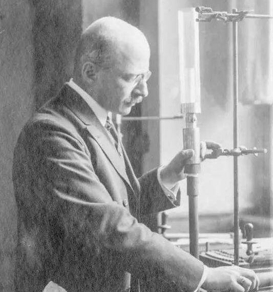 徐光启的历史贡献是什么，编制历法与翻译几何