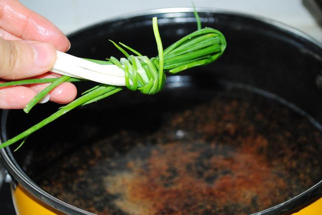 贵州脆皮酸汤猪脚正宗做法，一道菜成就一个人之-酸汤脆皮猪脚