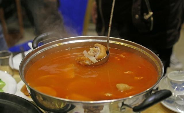 贵州脆皮酸汤猪脚正宗做法，一道菜成就一个人之-酸汤脆皮猪脚