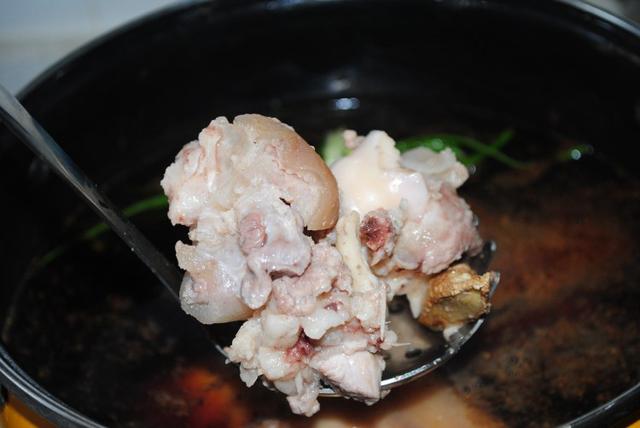 贵州脆皮酸汤猪脚正宗做法，一道菜成就一个人之-酸汤脆皮猪脚