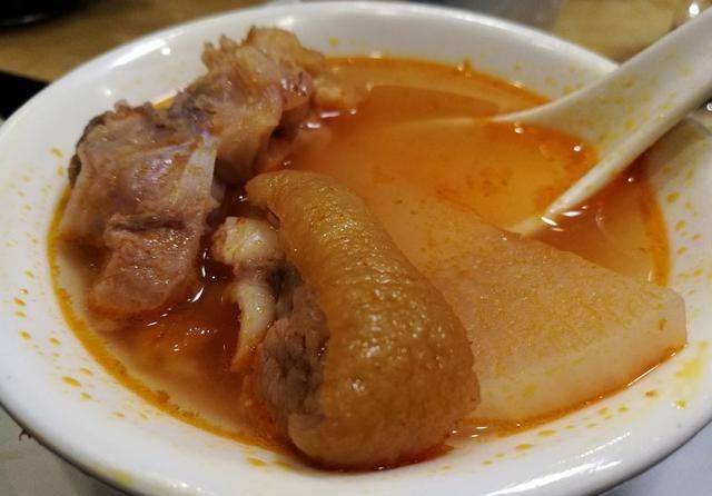 贵州脆皮酸汤猪脚正宗做法，一道菜成就一个人之-酸汤脆皮猪脚