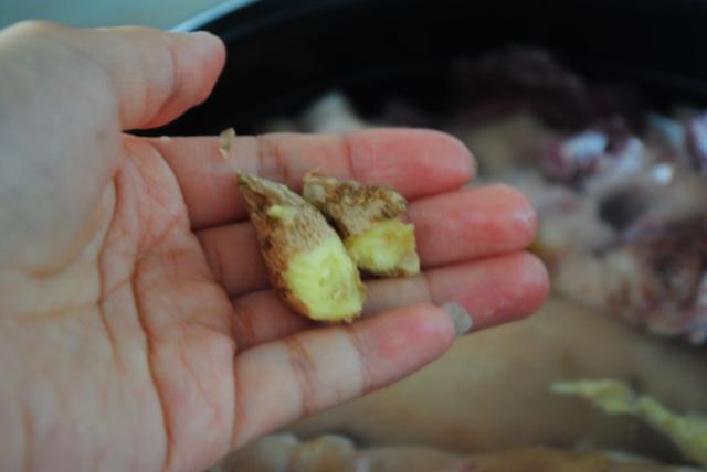 贵州脆皮酸汤猪脚正宗做法，一道菜成就一个人之-酸汤脆皮猪脚